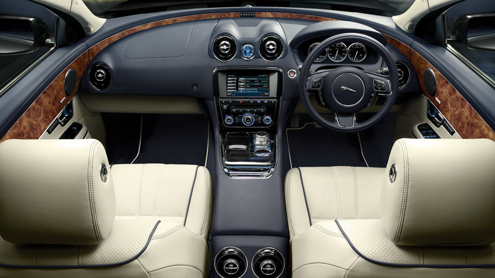 Jaguar XJ Interior Ivory seats with Navy upper facia in Soft Grain